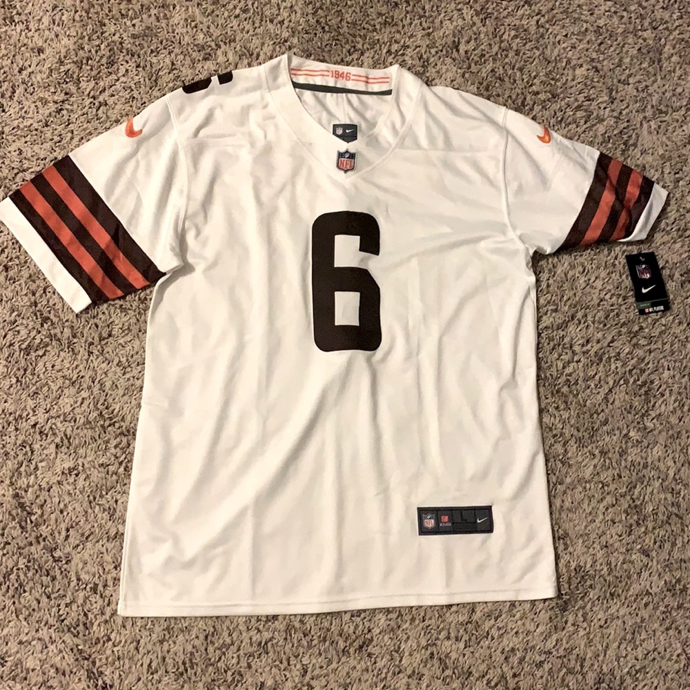 Baker Mayfield Large white Jersey NWT. It fits like an XL Cleveland Browns Nike